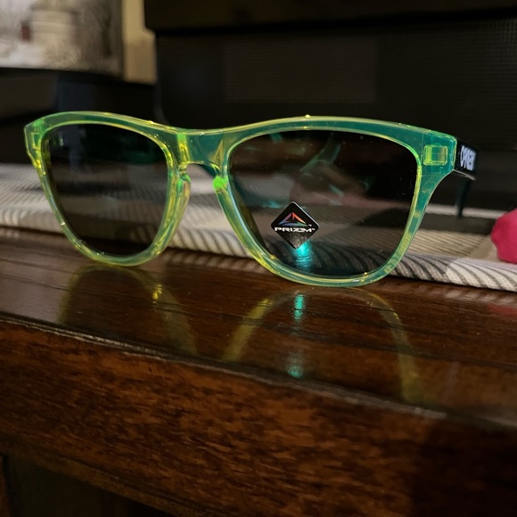 Kids lime green REAL Oakley sunglasses! Xxs never been worn! Brand new - Picture 6 of 14